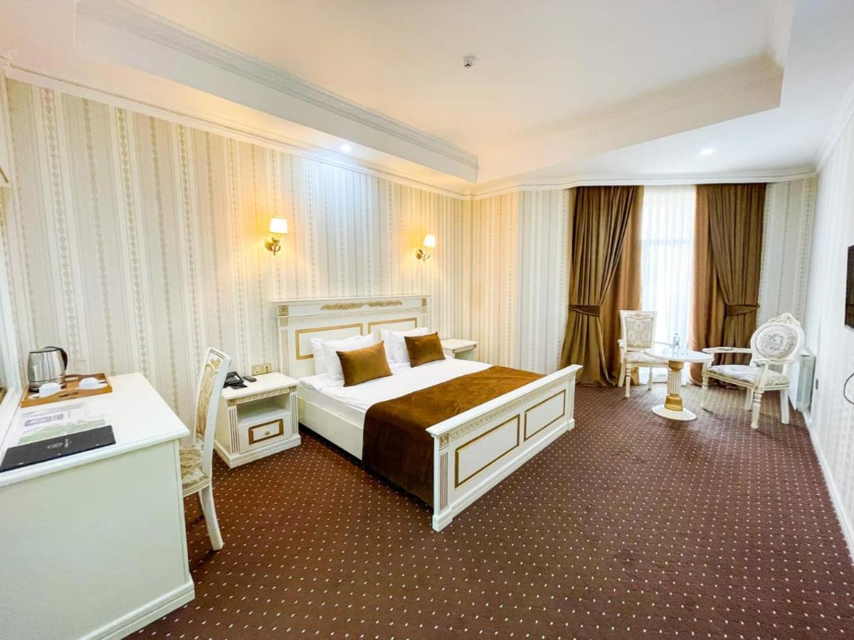 فندق بريمير بالاس باكو المظهر الخارجي الصورة A room at the hotel