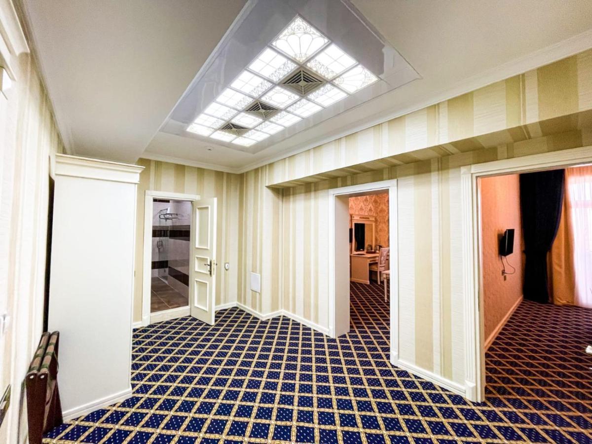 فندق بريمير بالاس باكو المظهر الخارجي الصورة A room with a carpet