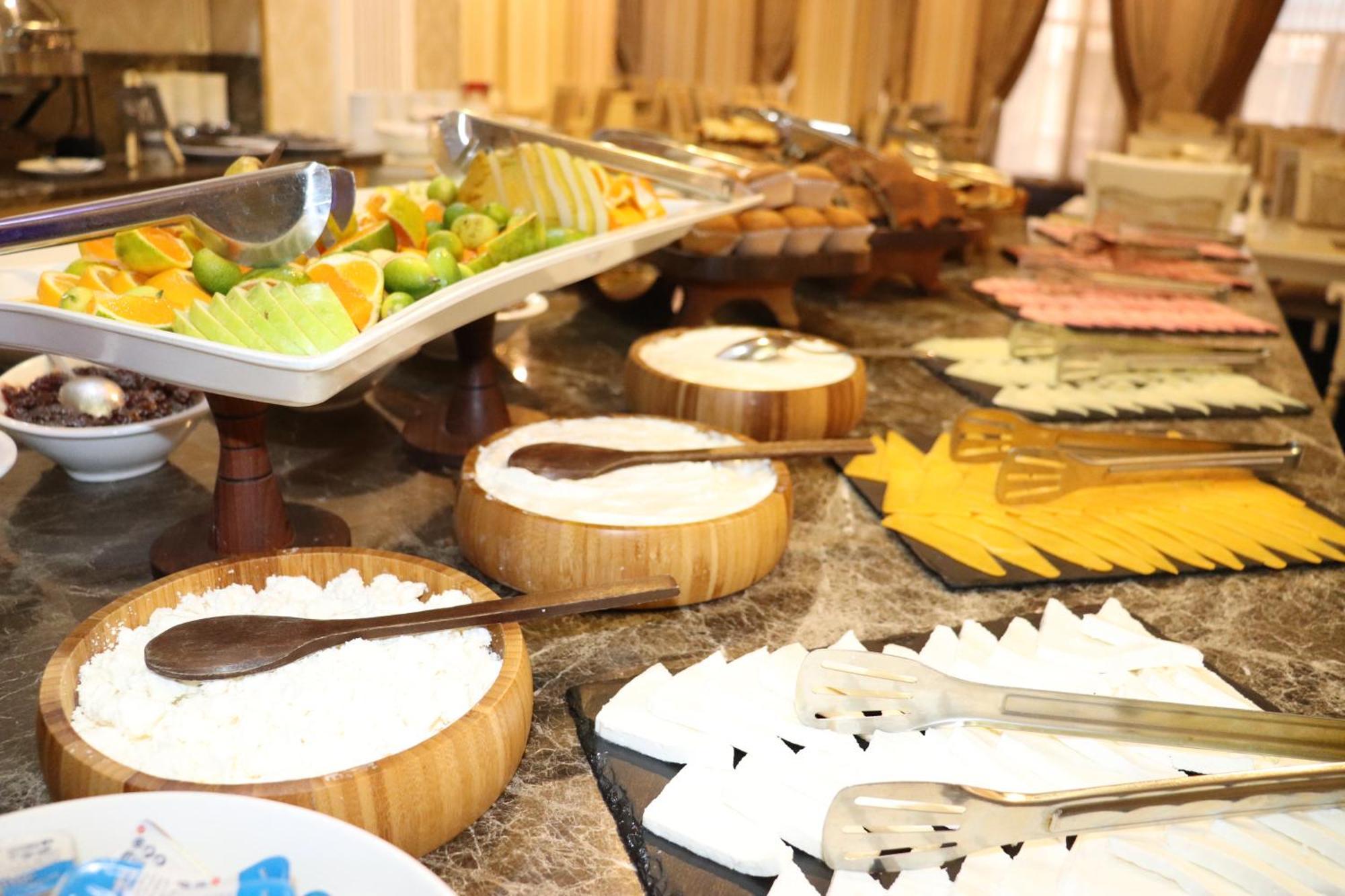 فندق بريمير بالاس باكو المظهر الخارجي الصورة A cheese platter