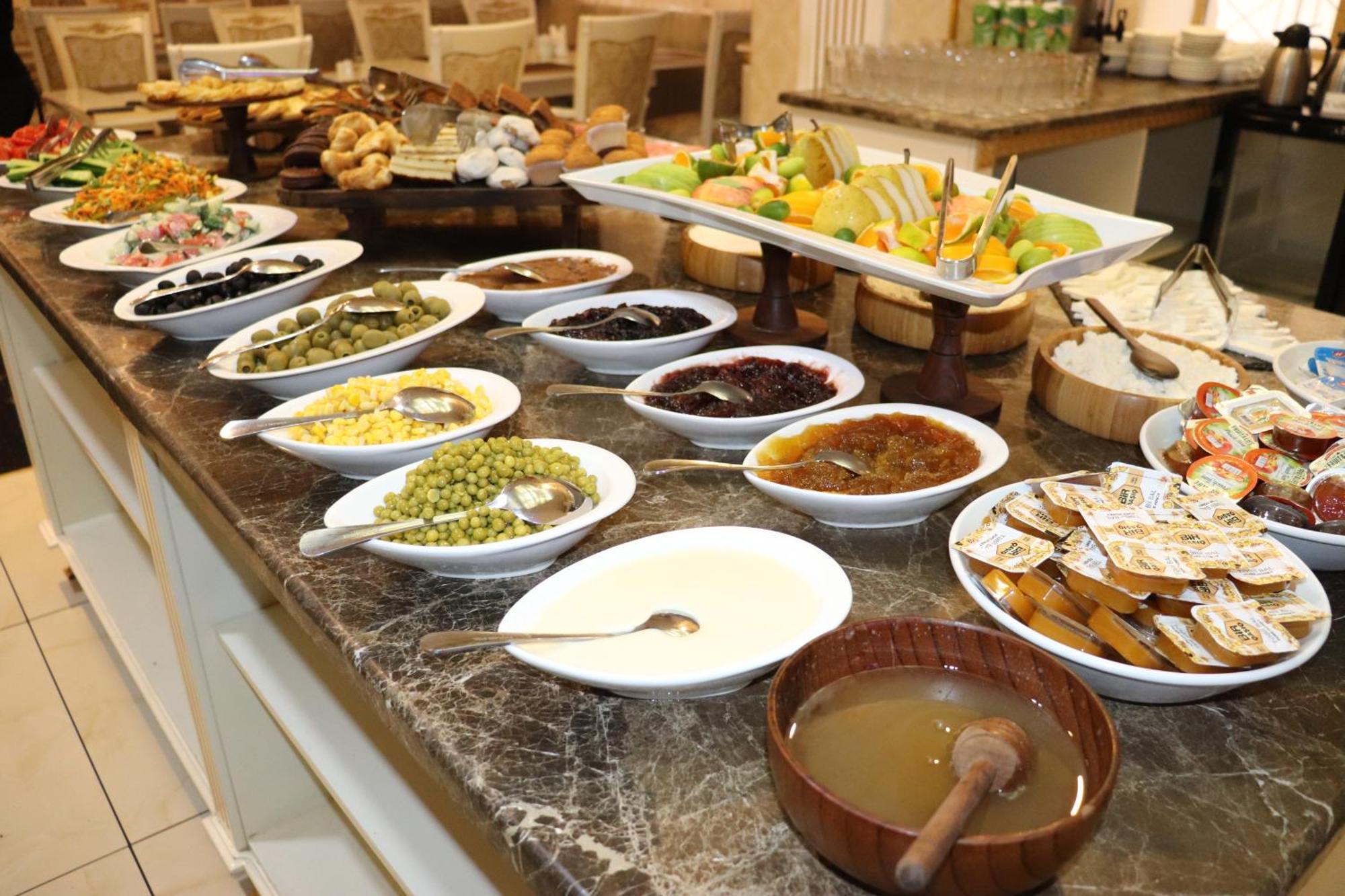 فندق بريمير بالاس باكو المظهر الخارجي الصورة A selection of Israeli salads