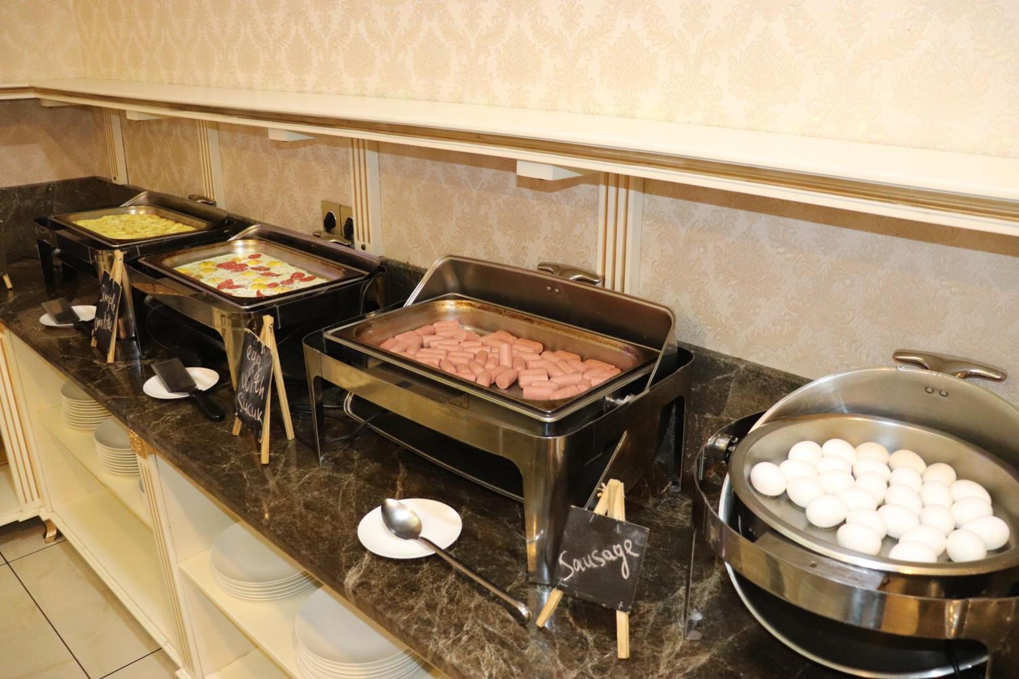 فندق بريمير بالاس باكو المظهر الخارجي الصورة A chafing dish with sausage