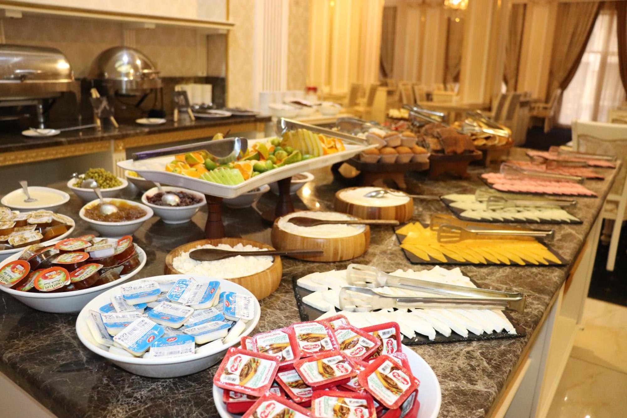 فندق بريمير بالاس باكو المظهر الخارجي الصورة A breakfast buffet