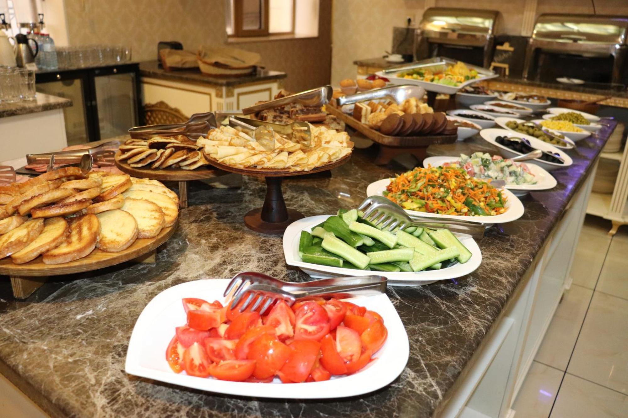 فندق بريمير بالاس باكو المظهر الخارجي الصورة A buffet at a hotel