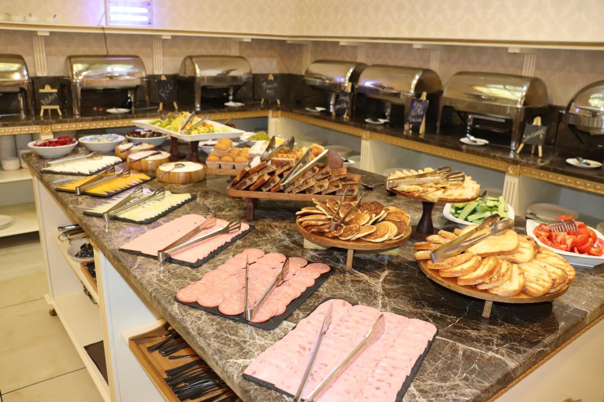 فندق بريمير بالاس باكو المظهر الخارجي الصورة A buffet at a hotel